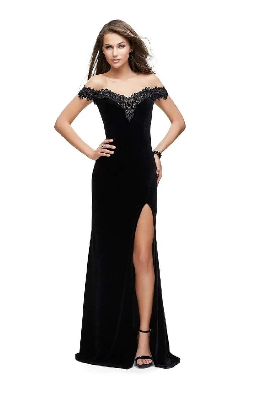 Super Deal La Femme - 25591 Lace Embellished Off-Shoulder Velvet Sheath Dress