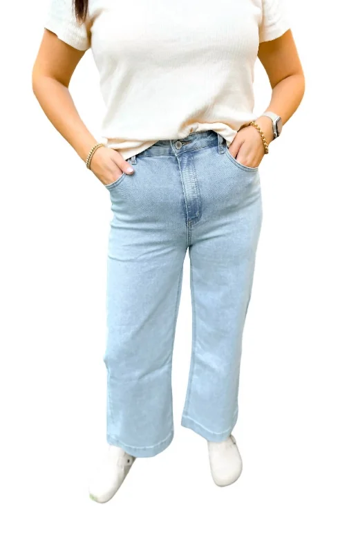 Can't Be Beat Cropped Straight Denim Jeans In Light Wash